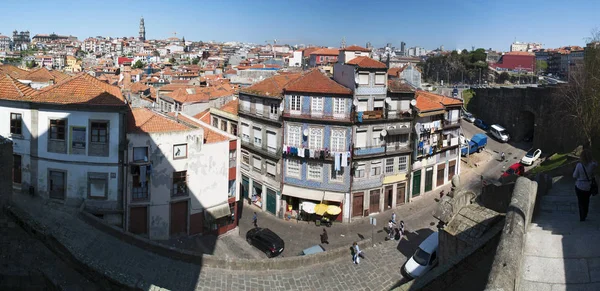 Portugal: o horizonte do Porto com vista panorâmica dos telhados vermelhos e dos palácios da Cidade Velha — Fotografia de Stock