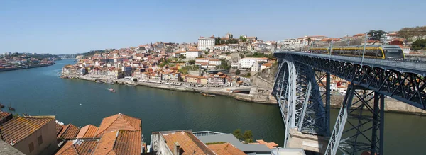 Portugal: de skyline van Porto met uitzicht op de Luiz I, de dubbel-decked metalen boogbrug over de rivier Douro tussen Porto en Vila Nova de Gaia — Stockfoto