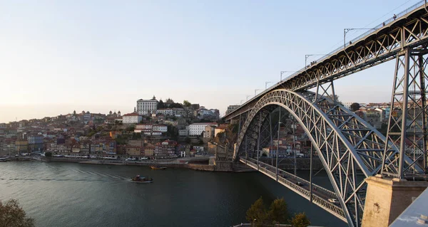 Portugal: el horizonte de Oporto con vista al Luiz I, el puente de arco de metal de dos pisos sobre el río Duero entre Oporto y Vila Nova de Gaia — Foto de Stock