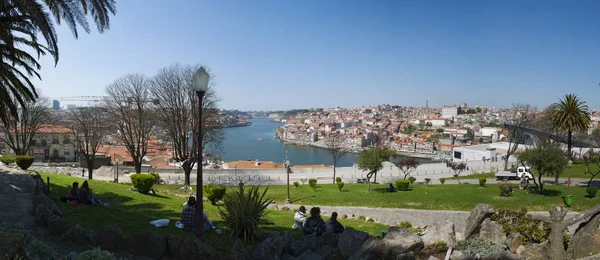 Portugal: o horizonte do Porto e do rio Douro visto do Jardim do Morro na colina da cidade de Vila Nova de Gaia — Fotografia de Stock