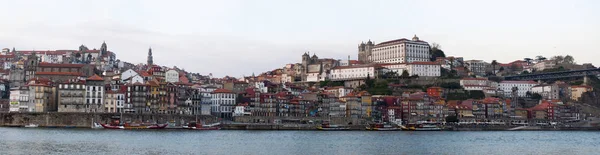 Португалия: лодки на закате и горизонт Порту с видом на реку Дору — стоковое фото