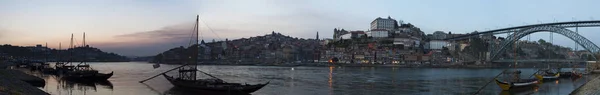 Portugal: Boote bei Sonnenuntergang und die Skyline von Porto mit Blick auf die Luiz-i-Brücke am Douro — Stockfoto