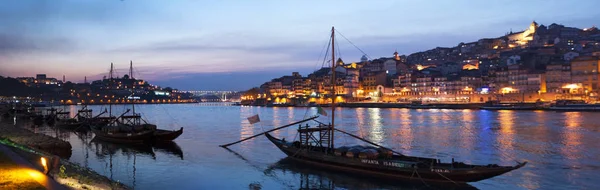 Португалия: лодки после заката и ночной горизонт Порту с видом на реку Дору — стоковое фото