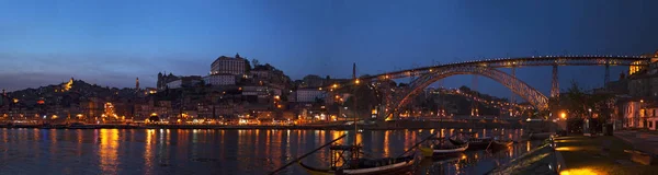 Portogallo: skyline notturno di Porto con vista sul ponte Luiz I — Foto Stock