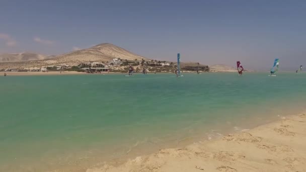 Fuerteventura: windsurfs in de lagune van Jandia strand op 4 september 2016 — Stockvideo