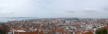 Portekiz: kırmızı çatılar görünümünü, eski İstanbul sarayları, 25 Nisan Köprüsü ve Tagus Nehri'Lizbon manzarası