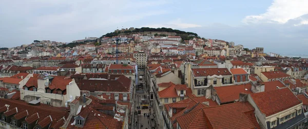 Portugal: o horizonte de Lisboa com vista para os telhados vermelhos, os palácios da Cidade Velha e o Castelo de São Jorge — Fotografia de Stock