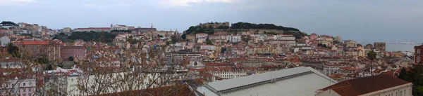 Portugal: el horizonte de Lisboa con vistas a los tejados rojos, los palacios de la Ciudad Vieja y el Castillo de San Jorge —  Fotos de Stock