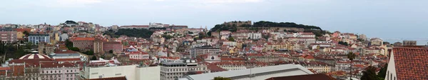 Португалия: горизонт Лисбона с видом на красные крыши, дворцы Старого города и замок Святого Георгия — стоковое фото