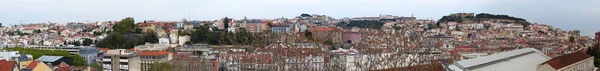 Португалия: горизонт Лисбона с видом на красные крыши, дворцы Старого города и замок Святого Георгия — стоковое фото