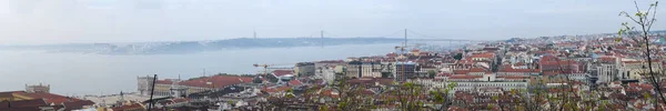 Portugal: el horizonte de Lisboa con vistas a los tejados rojos, los palacios de la Ciudad Vieja, el puente del 25 de abril y el río Tajo —  Fotos de Stock