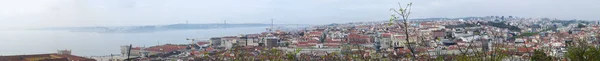 Portugália: a skyline a lisszaboni kilátással a piros háztetőkre, a palotákat, a régi város, 25 április-híd és a Tejo-folyóra — Stock Fotó