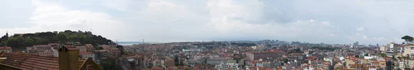 Portugália: a skyline a lisszaboni kilátással a piros háztetőkre, a palotákat, a régi város és a Szent György-vár — Stock Fotó