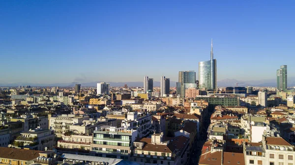 Widok z lotu ptaka centrum Mediolanu, panoramę Mediolanu, rezydencja Porta Nuova i drapacze chmur, Włochy, zm. 6 stycznia 2017 roku. Nowe Milan skyline, widok z lotu ptaka od Dzielnica Brera — Zdjęcie stockowe