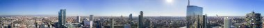 360 derece dikey orman, Unicredit Tower, Palazzo Lombardia, Torre Solaria, elmas Kulesi, Milan, Porta Nuova konut ve gökdelenler, İtalya, 6 Ocak 2017 Milan Merkezi havadan görünümü.