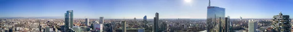 Flygfoto över 360 grader av Milanos centrum, vertikal skog, Unicredit Tower, Palazzo Lombardia, Torre Solaria, Diamond Tower, Milano, Porta Nuova residences och skyskrapor, Italien, 6 januari, 2017. — Stockfoto