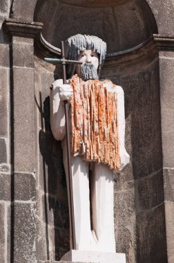 Porto: St. John Baptist, sanatçı Joao Cutileiro ve Fonte da Praça da Ribeira, Praça da Ribeira, nehir karesiyle bakan çeşme parçası tarafından yapılan heykel