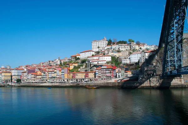 Portugal: boten en de skyline van Porto met uitzicht op de Luiz brug ik — Stockfoto