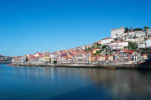 Portugal: boten en de skyline van Porto, de tweede grootste stad van het land, met uitzicht op de paleizen, de gebouwen en de oevers van de Douro-rivier — Stockfoto