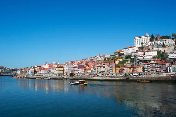 Portugal: boten en de skyline van Porto, de tweede grootste stad van het land, met uitzicht op de paleizen, de gebouwen en de oevers van de Douro-rivier — Stockfoto