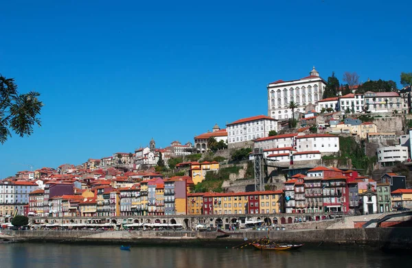 Portekiz: tekneler ve Porto, ülkenin ikinci büyük kenti manzaralı saraylar, binalar ve Douro nehrinin manzarası — Stok fotoğraf