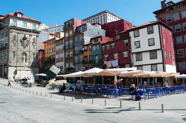 Porto, eski şehir: Merkez Praça da Ribeira Nehri karesiyle saraylarda görünümünü, — Stok fotoğraf