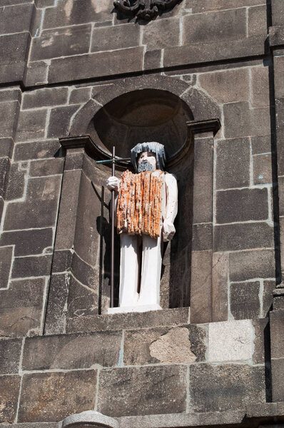 Порту: скульптура святого Иоанна Крестителя, выполненная художником Жоао Кутилейро и частью Фонте Прака да Рибейра, фонтан с видом на Прака да Рибейра, площадь реки
