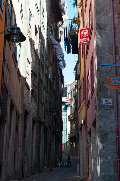 Portugal, 26 / 03 / 2012: detalles de las calles y callejones de Oporto con vista a los coloridos palacios y edificios de la Ciudad Vieja —  Fotos de Stock