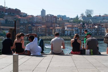 Portekiz: Vila Nova de Gaia Porto eski şehir Douro nehrinin Marnixkade manzarası önünde soğutma insanlar 