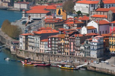 Portekiz: tekneler ve saraylar, binalar ve Douro nehrinin manzarasını ile Porto manzarası gördüm Luiz tepesinden ben köprü
