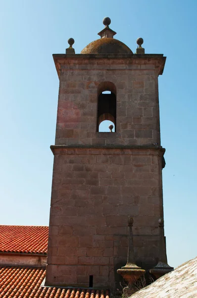 Porto: klocktornet och röda taket av 1500-talet kyrkan Saint Lawrence, Convento de Sao Lourenco i gamla stan — Stockfoto