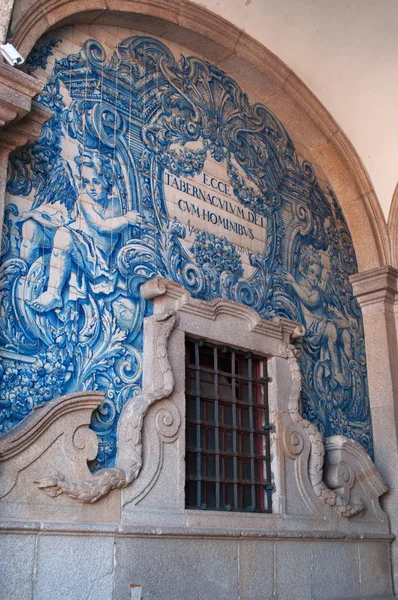 Portugal: details van het klooster in gotische stijl, ingericht met barok azulejos in de kathedraal, S do Porto, een van de oudste monumenten van Porto — Stockfoto