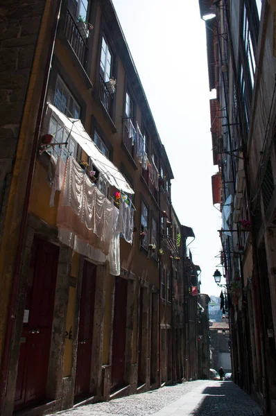 Portugal: detalles de las calles y callejuelas de Oporto, la segunda ciudad más grande del país, con vista a los coloridos palacios y edificios de la Ciudad Vieja y lavandería colgando a secar —  Fotos de Stock