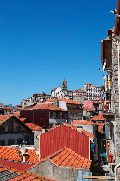 Portugal: the skyline of Porto, the second largest city of the country, with panoramic view of the red roofs and the Palace of the Old City — стоковое фото