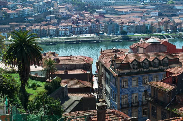 Portugal: o horizonte do Porto, a segunda maior cidade do país, com vista panorâmica dos telhados vermelhos e dos palácios da Cidade Velha — Fotografia de Stock