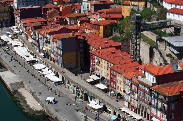 Portugal: o horizonte do Porto com vista para os palácios, edifícios e margens do rio Douro — Fotografia de Stock