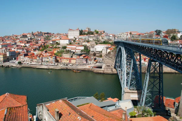 Portugal: de skyline van Porto, de tweede grootste stad van het land, met uitzicht op de Luiz I brug over de rivier de Douro — Stockfoto