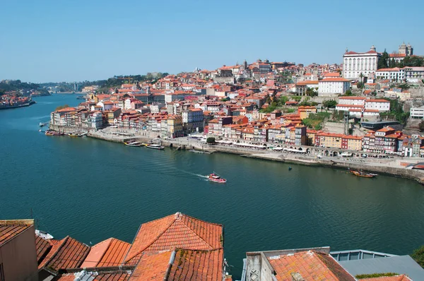 Portugal: boten en skyline van Porto met uitzicht op de paleizen, de gebouwen en de oevers van de Douro-rivier gezien vanaf de bovenkant van de Luiz I brug — Stockfoto