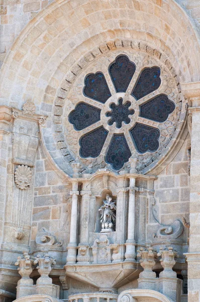 S はポルトの旧市街、街の最も古い遺跡の一つ、ポルトガルで最も重要なロマネスク様式の建造物の一つの大聖堂のバラ窓のポルト: 詳細 — ストック写真