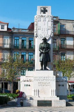 Porto: sanatçının Henrique Moreira, ölülerin Porto büyük savaş anıtı üzerinde oturan bir adam üzerinde 9 Nisan 1928 yılında Praça Carlos Alberto, Carlo Alberto Meydanı açılışını yaptı 