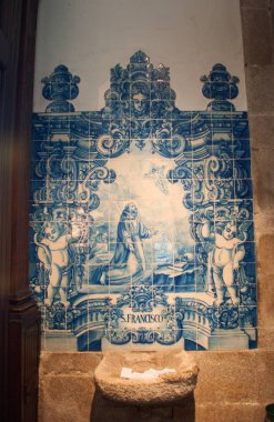 Portekiz: Capela das Almas, ruhlar Şapel, onun azulejos için tipik Portekizce süsleme, ünlü Porto kilise stoup cam ve seramik dekore edilmiş 