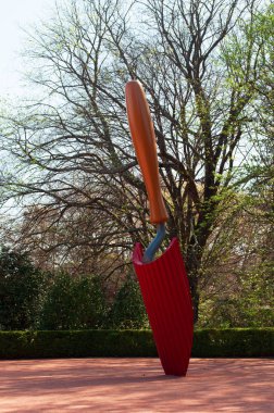 Porto: Plantoir ya da bahçıvanın mala, Serralves Vakfı, Portekiz en önemli kültürel kurum girişinde Claes Oldenburg ve Coosje Van Brugge heykel