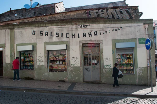 通りや旧市街の食料品の表示とポルトの路地のポルトガル: 詳細 — ストック写真