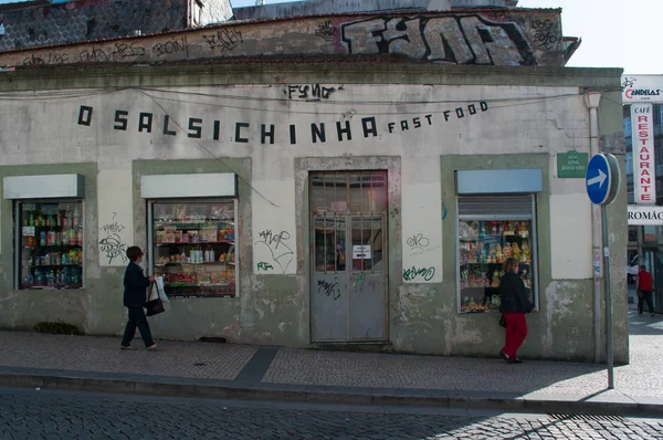 通りや旧市街の食料品の表示とポルトの路地のポルトガル: 詳細 — ストック写真