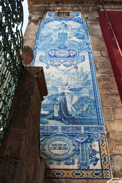 Porto: details van de kerk van Saint Ildefonso, een 18e eeuwse kerk gebouwd in de stijl van een proto-barokke en beroemd om haar azulejos, de typische Portugese ornament van keramische tegels — Stockfoto