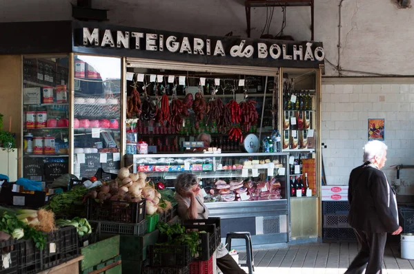 ポルト: 1914 年、旧市街の大きな屋内/屋外市場にオープンした古いボリャオン市場で Manteigaria か Bolhao と呼ばれる塩漬け肉の立って — ストック写真