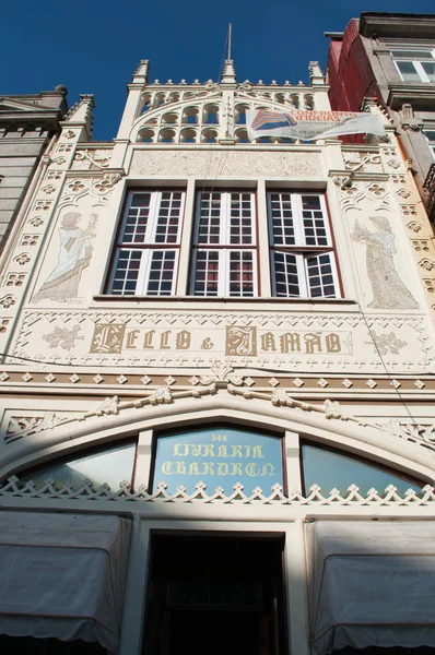 Porto: blick auf die fassade von lello und irmao, livraria lello, die berühmte bibliothek, die seit 1906 geöffnet und im neogotischen stil in der rua das carmelitas in der Altstadt erbaut wurde — Stockfoto