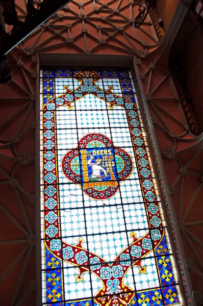 Porto: view of the decorated ceiling of Lello and Irmao, Livraria Lello, the famous library opened since 1906 and built in net-Gothic style in Rua das Carmelitas — Stock Photo, Image