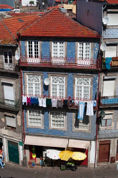 Portugal: detalhes das ruas e becos do Porto com vista para um palácio decorado na Cidade Velha — Fotografia de Stock