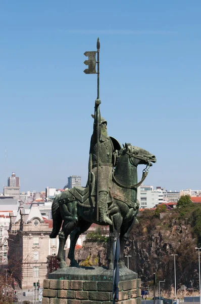 Португалія: перегляд кінна статуя Vimara Перес, 19-го століття дворянина з царства Астурія і перший правитель округу Португалії — стокове фото